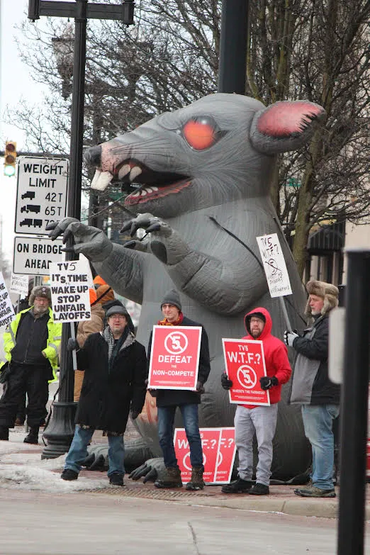 Mobilization along support from Mid-Michigan CLC and other labor allies, during an informational picket in front of WNEM.